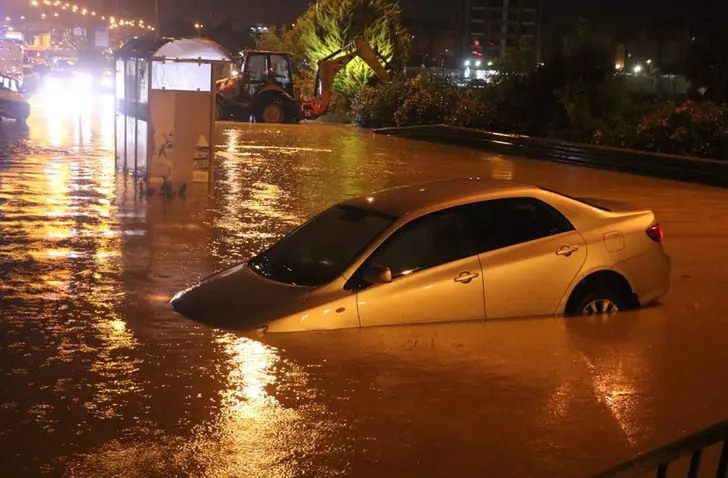 Turuncu kodlu uyarı verilmişti! Hatay’da şiddetli yağış… Caddeler göle döndü, araçlar suya gömüldü