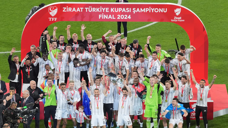 Türkiye Kupası finalinde Trabzonspor’u 3-2 yenen Beşiktaş kupayı müzesine götürdü