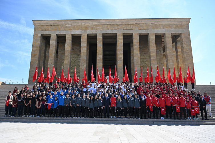 Bakan Bak ve beraberindeki heyet Anıtkabir’i ziyaret etti