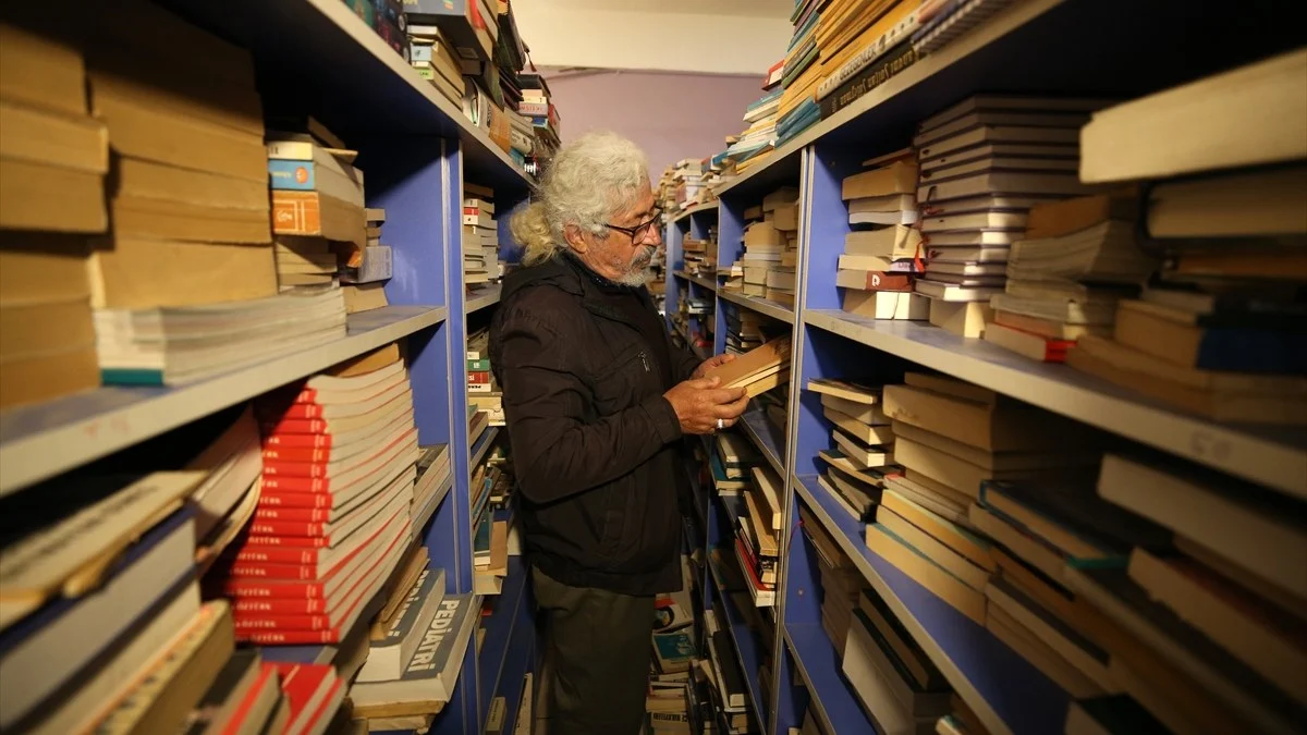 68 yaşındaki kitap tutkunu biriktirdiği eski kitapları meraklılarıyla buluşturuyor