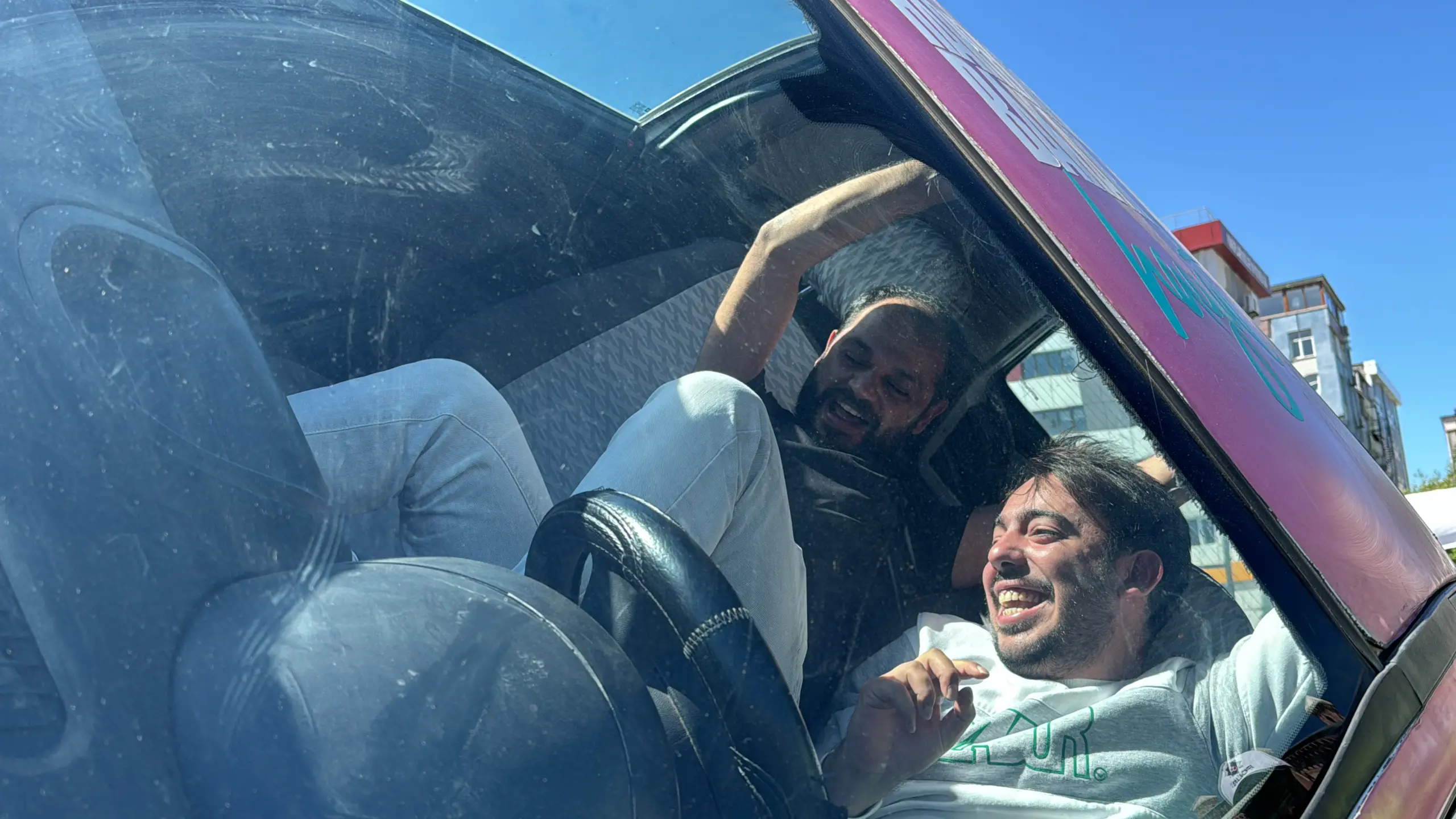 Samsun’da gazeteciler emniyet kemerinin önemini simülatör araçla deneyimledi