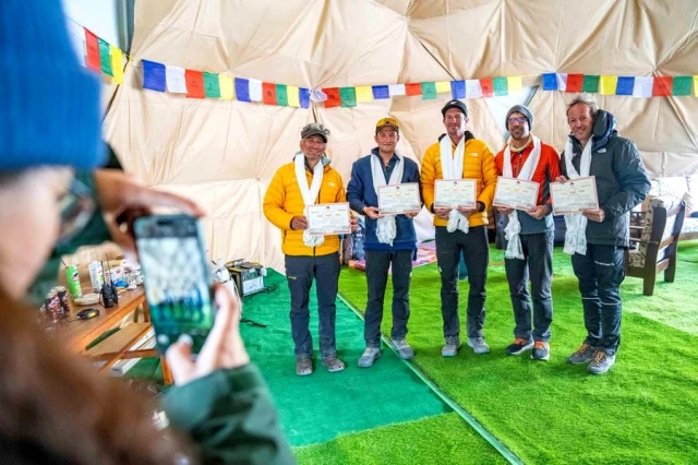 Dünyanın En Yüksek Zirvesi Everest Dağı’na Dağcılar Meydan Okuyor