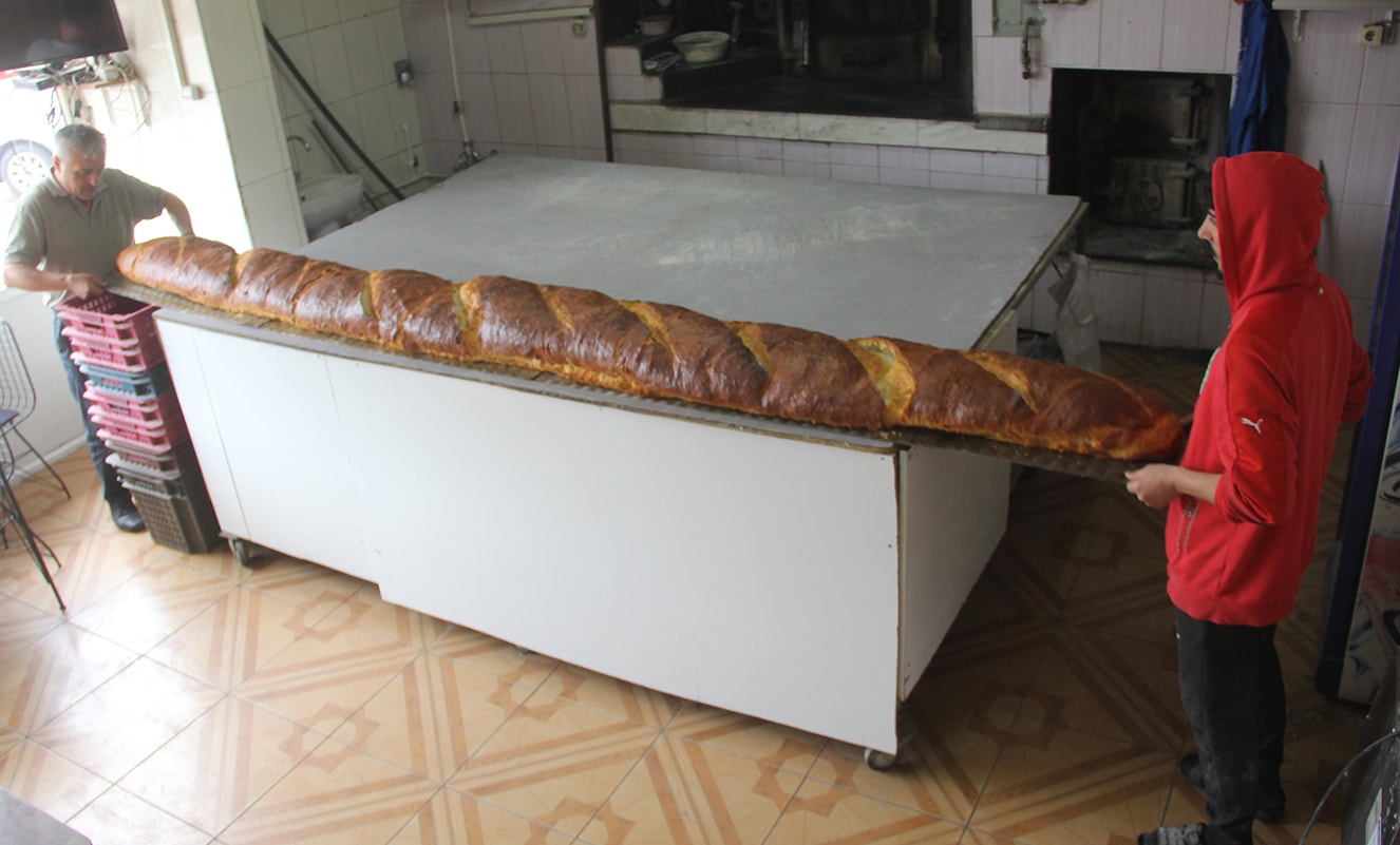 Sivas’ta bir fırıncı 3 metre 80 santimetre  uzunluğunda 10 gün taze kalan ekmek yaptı