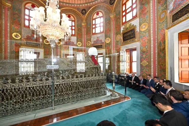 Fatih Sultan Mehmet Han’ın vefatının 543. yılında kabri başında dualarla anıldı