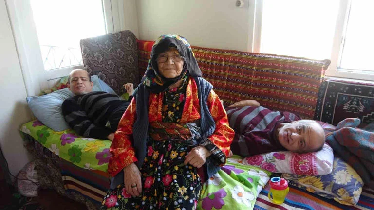 Sivas’ta 93 yaşında anne 60 yıldır engelli çocuklarına bebek gibi bakıyor