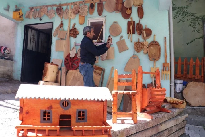 Şehir hayatını bırakıp köyde harikalar yarattı