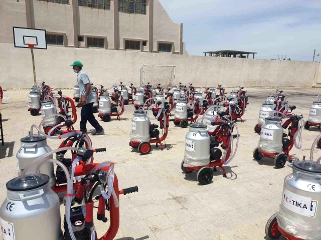 TİKA, Suriye’deki çiftçilere süt sağım makineleri temin etti