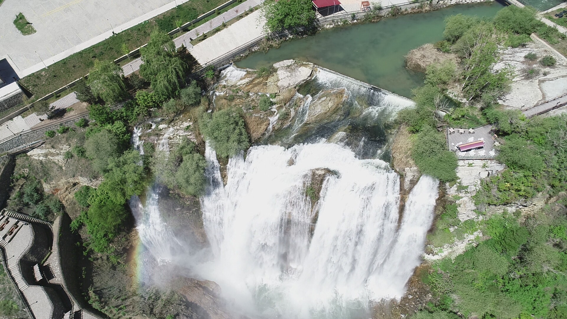 Tortum Şelalesi’nde bahar coşkusu