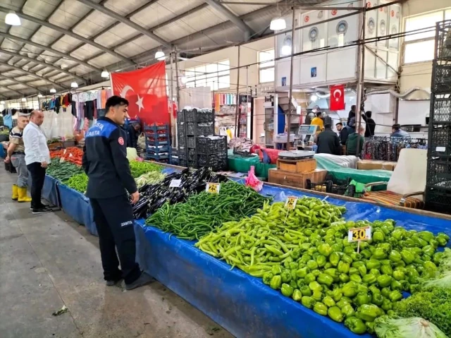 Amasya’da semt pazarında fiyat etiketi denetimi yapıldı