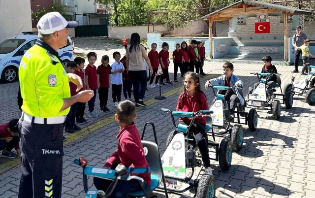 Kütahya’da İlk ve Ortaokul Öğrencilerine Trafik Eğitimi Verildi