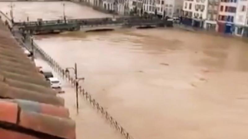 Fransa’nın İsere vilayetinde sel suları köprüyü sökerek sürükledi