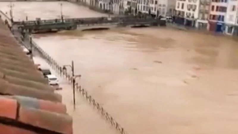 Fransa’nın İsere vilayetinde sel suları köprüyü sökerek sürükledi