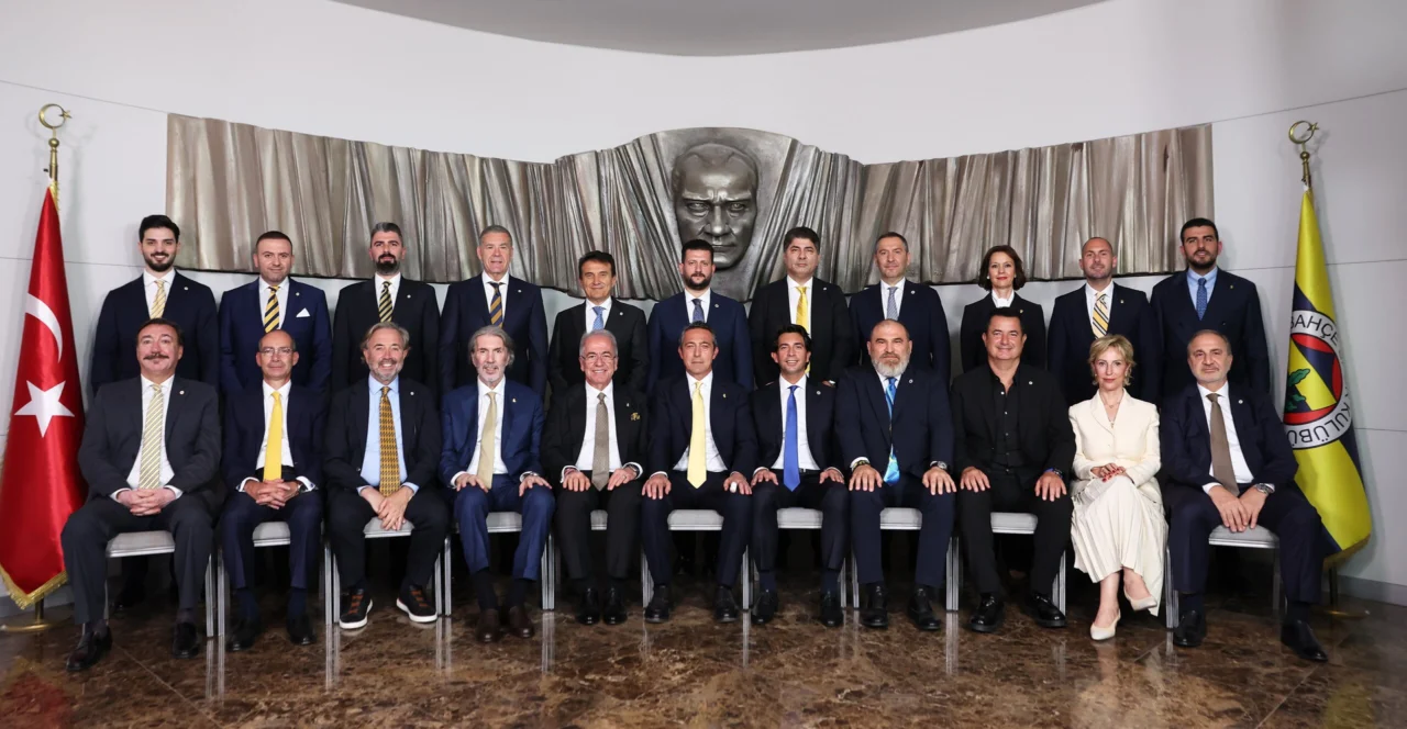 Fenerbahçe Kulübü Başkanı Ali Koç ve yönetim kurulu üyeleri mazbatalarını aldı.
