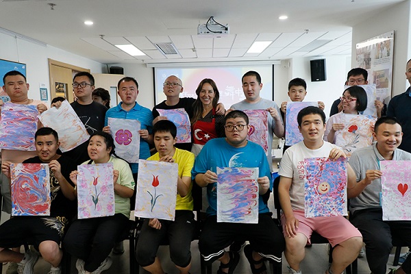 Çin’de zihinsel engelli öğrenciler ebru sanatını deneyimledi