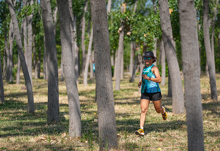 Yürüyerek dağıttığı postalarla şampiyonluğa ulaştı