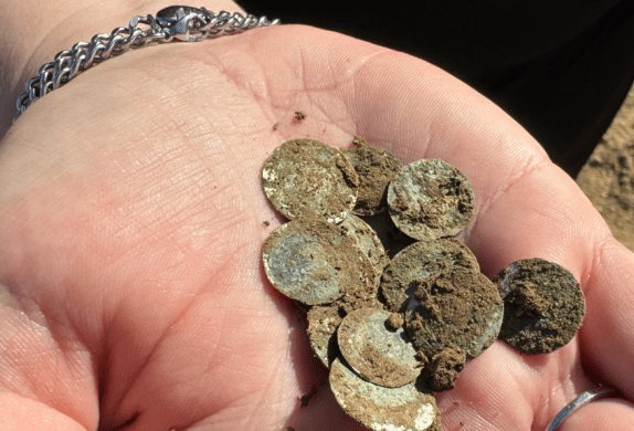 Çek Cumhuriyeti’ndeki bir kadın yürüyüş sırasında bir ortaçağ ikramiyesi buldu