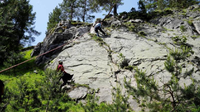 Altınpınar Limni Gölü’nde kamp kurup JAK ekiplerinden dağ tırmanışı eğitimi aldılar