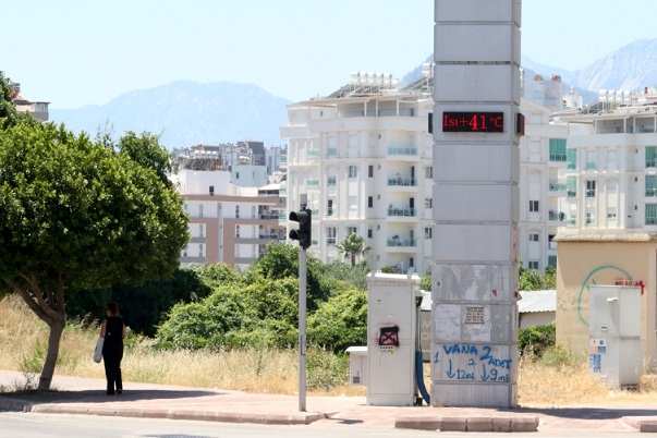 Antalya 41 dereceyi gördü: Vatandaşlar denize koştu