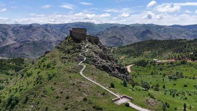 Gümüşhane’deki Kov Kalesi heybeti ile tarihe meydan okuyor