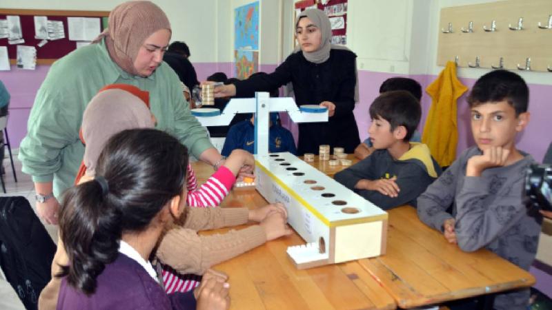 Muş’ta öğretmen adayları, matematiği sevdirmek için tasarladıkları materyalleri öğrencilere tanıttı