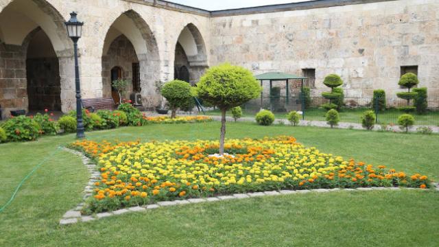 Hatay’ın, depremleri hasarsız atlatan külliyesinde 46 işletme faaliyet gösteriyor