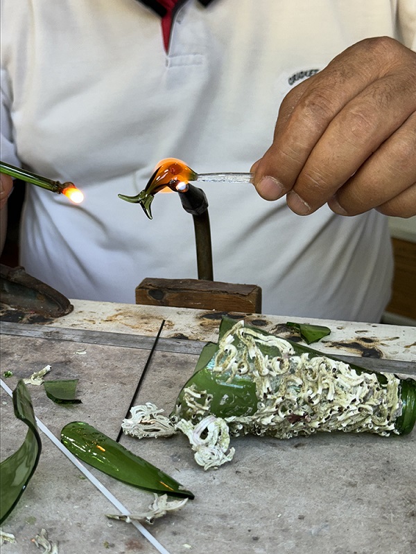 Ateşle yeniden buluşan atık cam, ustasının elinde süs eşyasına dönüşüyor