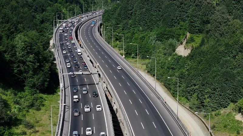 Yollarda trafik yoğunluğu yaşanıyor
