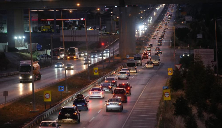 43 ilin geçiş güzergahında trafik yoğunluğu