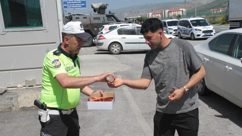 Erzincan’da trafik polisleri bayram yolcularını ikramlarla karşıladı