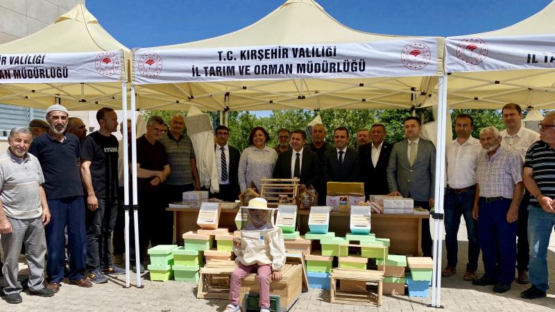 Kırşehir’de bal verimini artırmak için üreticilere ana arı dağıtıldı