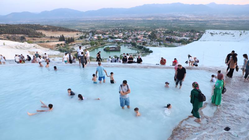 Pamukkale’yi 4 günde yaklaşık 32 bin ziyaretçi gezdi