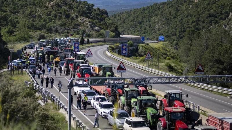 Fransa-İspanya sınırında çiftçiler traktörleriyle yol kapatma eylemi yaptı