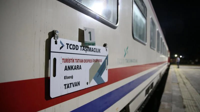 ‘Turistik Tatvan Treni’ ilk seferini gerçekleştirdi