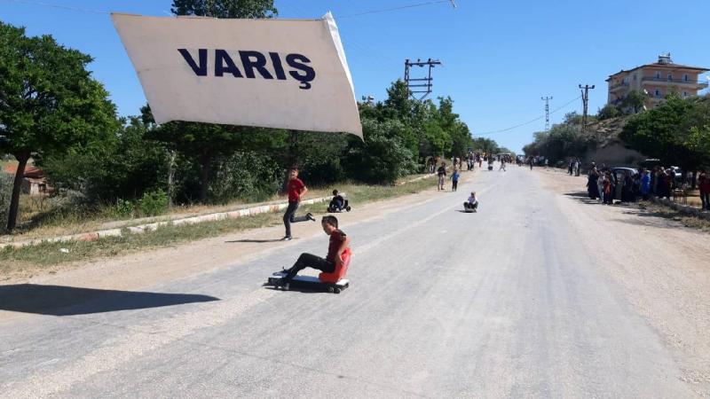Karakeçili’de öğrenciler atık malzemelerden yapılan tornetlerle yarıştı
