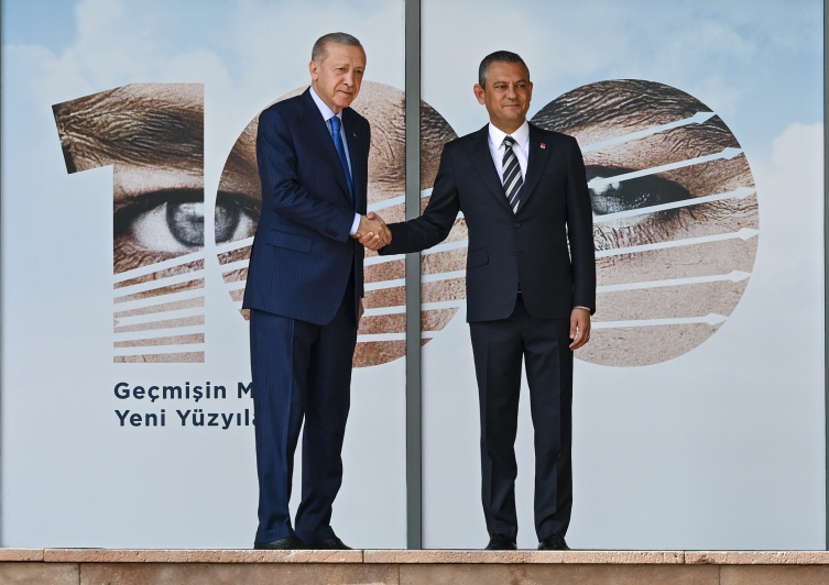 Cumhurbaşkanı Erdoğan Özgür Özel’e iadeiziyarette bulundu