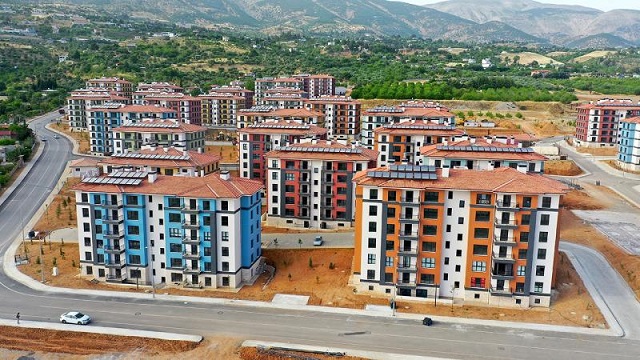 Deprem bölgesinde 60 bin hak sahibinin kalıcı konutlara yerleştirilmesine bayram sonrası başlanacak