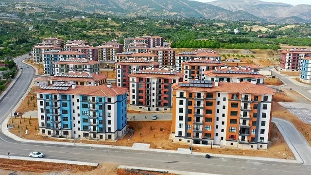 Deprem bölgesinde 60 bin hak sahibinin kalıcı konutlara yerleştirilmesine bayram sonrası başlanacak