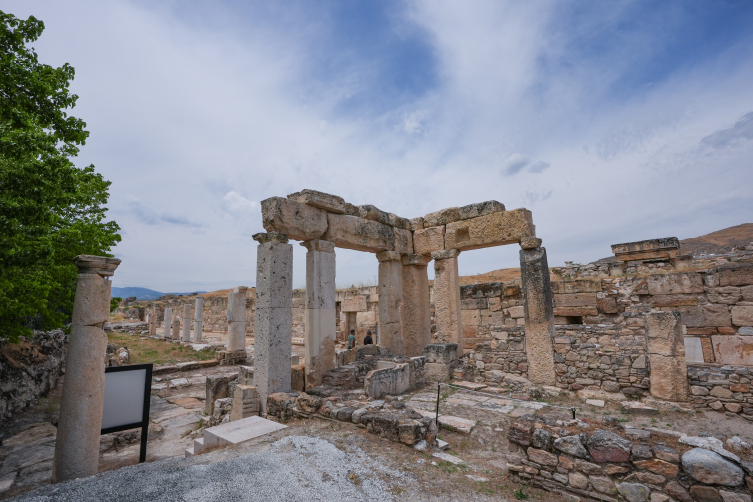 Erozyonla gelen toprak Tripolis Antik Kenti’ni korumuş