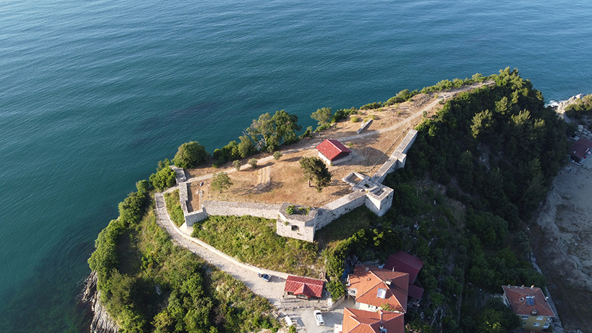 Üç tarafı deniz manzaralı Ginolu Kalesi, restorasyonun ardından ziyaretçilerini bekliyor