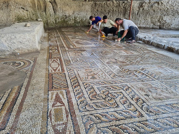 Osmaniye’de temel kazısında bulunan Roma dönemi mozaikleri gün yüzüne çıkarılıyor