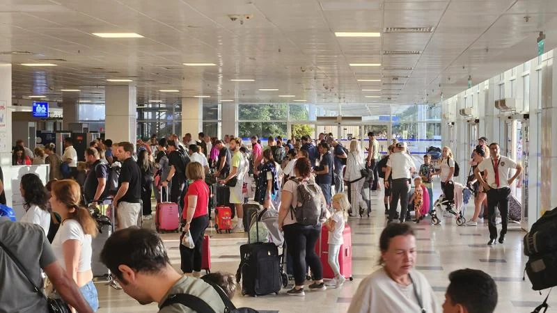 Antalya Havalimanı’nda arife rekoru: Dakikada 1 uçak