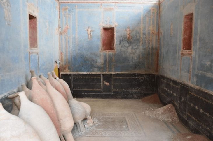 Arkeologlar, Pompeii’deki Eski bir Kutsal Alanın Zarif Nadir Mavi Fresklerini Ortaya Çıkardılar