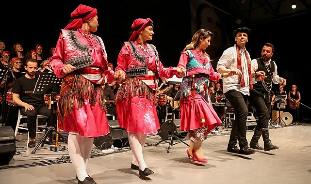 Bornova’da Halk Dansları Festivali