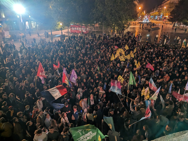 Paris’te vatandaşlar AP seçimlerinde sandıktan aşırı sağın çıkmasını protesto etti