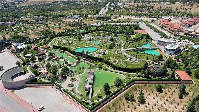 Üç temalı park 10 yılda 2 buçuk milyon kişiyi konuk etti