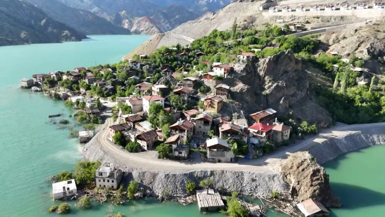 Yusufeli Barajı’nın ikiye böldüğü köyde manzaranın keyfini yaşıyorlar