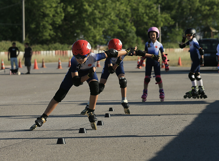 Kocaeli’de short track sporcuları, yarış pistinde antrenman yapıyor