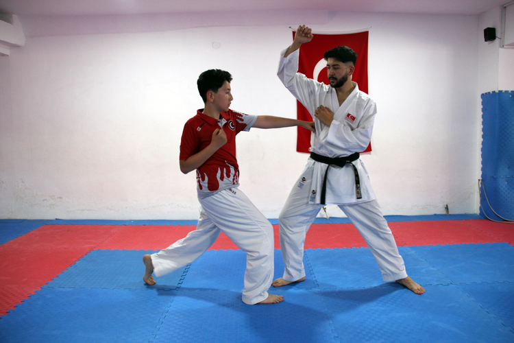 Ağlayarak karateye başlayan Ömer Faruk, tatamiden şampiyonlukla çıktı