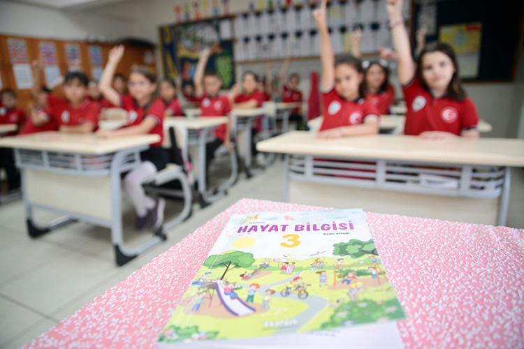 İlkokul öğrencileri, öğretmenlerinin desteğiyle hayat bilgisi dersinin avatarla işlendiği mobil uygulama tasarladı