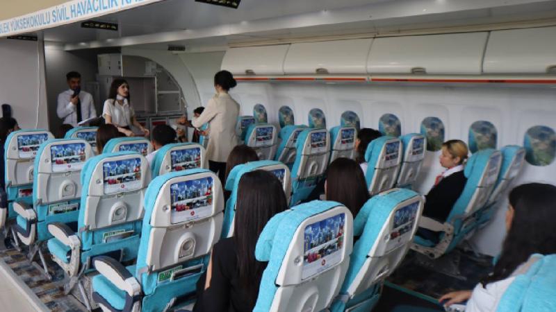 Iğdır’da üniversite öğrencileri, uçak kabin hizmetleri eğitimini maket sınıfta alıyor